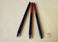 自動アイライナーの鉛筆のプラスチック管を削っている自己は形の赤い色を細くします