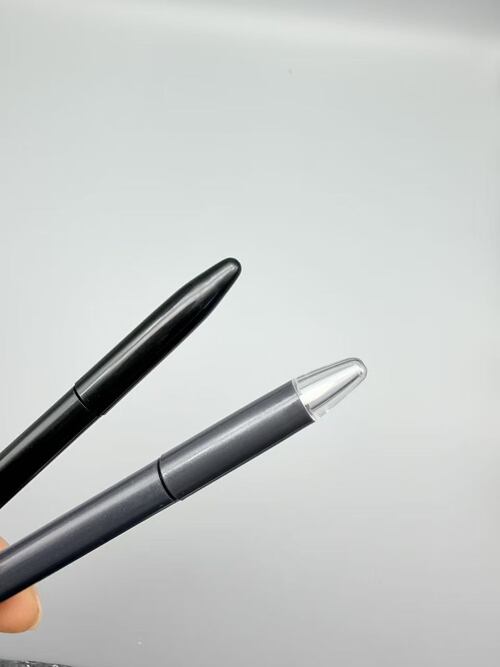 最新の企業ブログについて 液体アイラインと唇彩用の二種類の綿のウィック化粧ペンのパッケージ