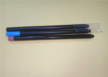 多色のとぎ器が付いているアイライナーの鉛筆を削っている自動自己